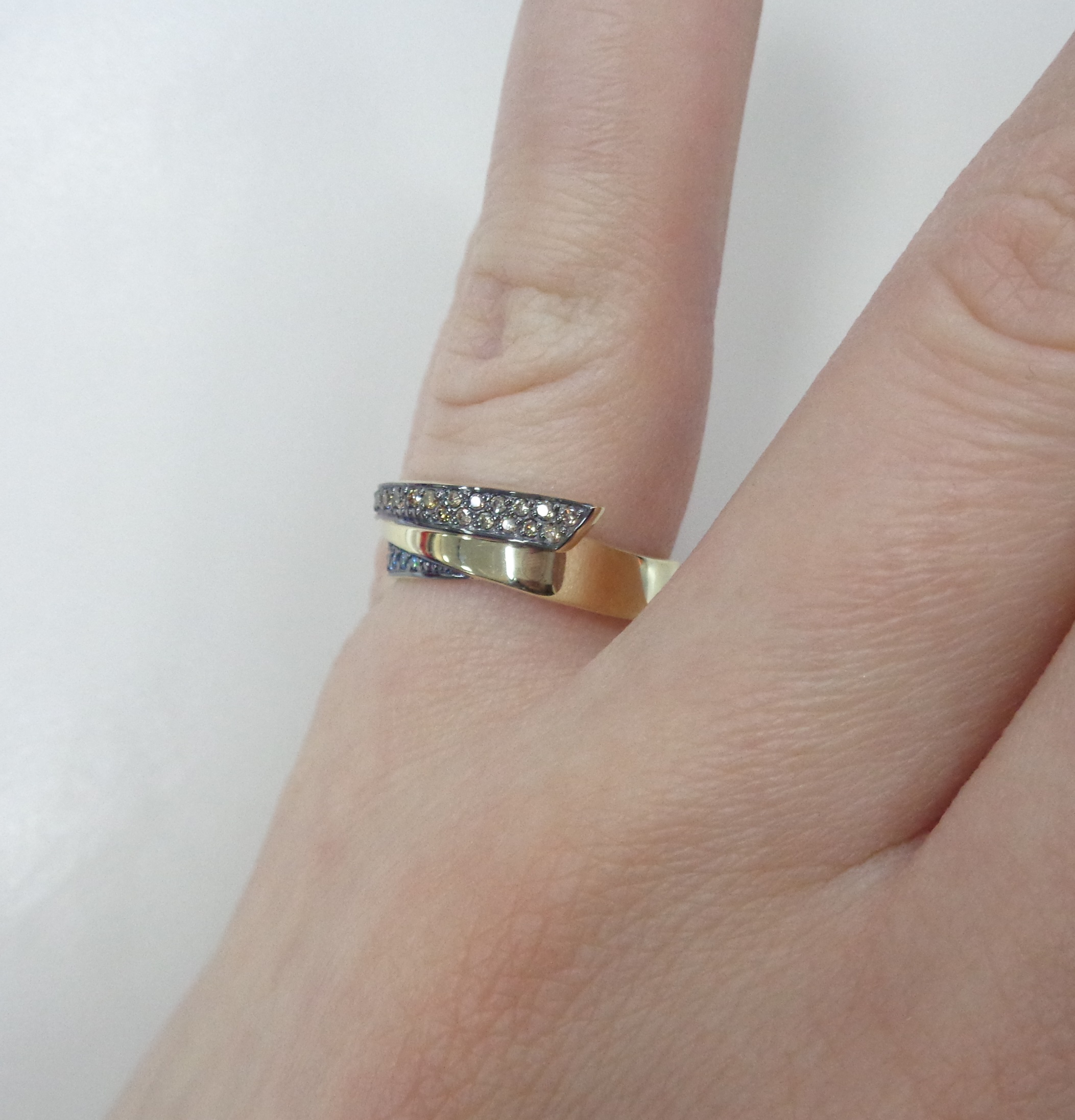 Кольцо из желтого золота с цветными бриллиантами